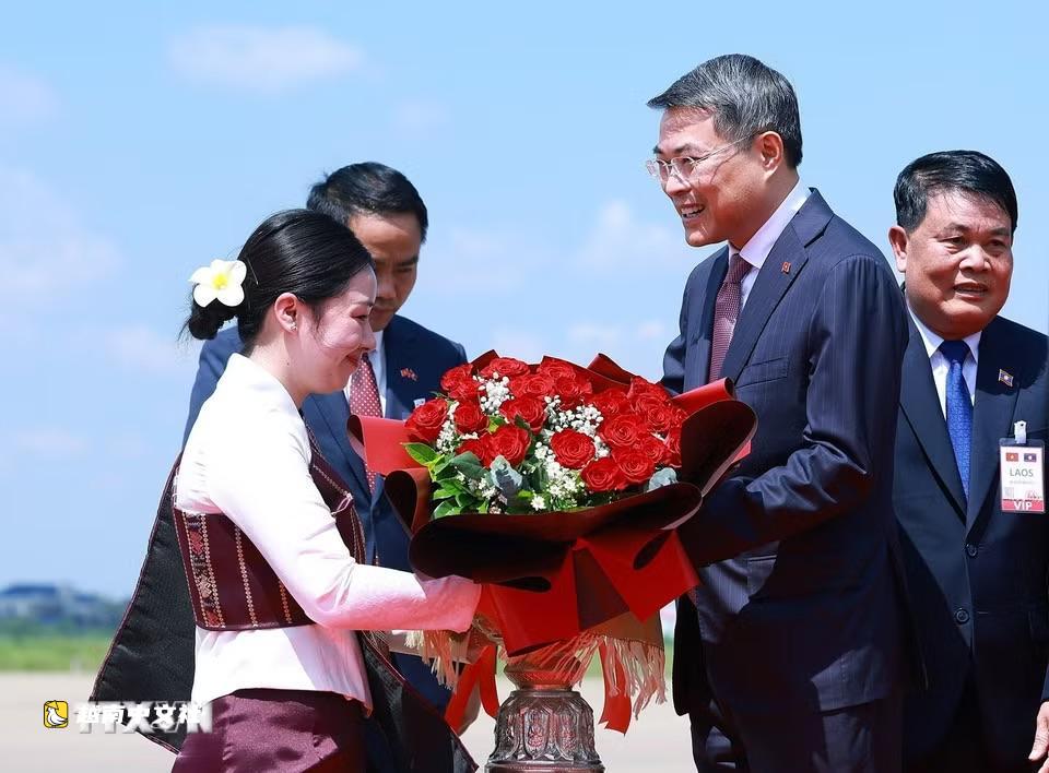 越南總理黎明興抵達萬象,開始對老撾正式訪問