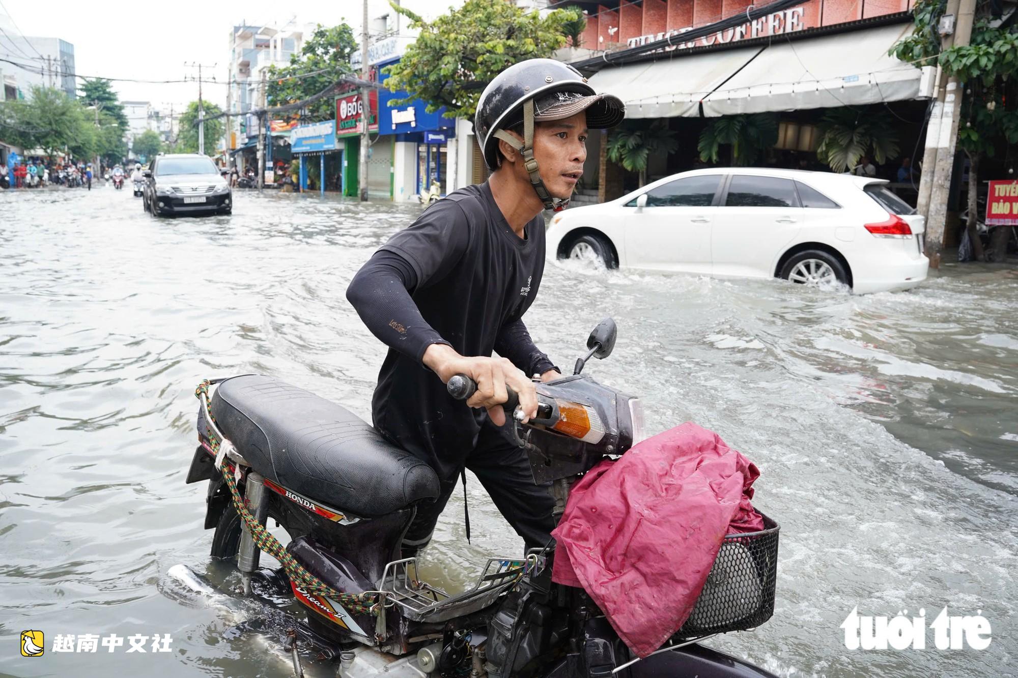 一夜大雨,今早越南胡志明市阮文魁路一片汪洋