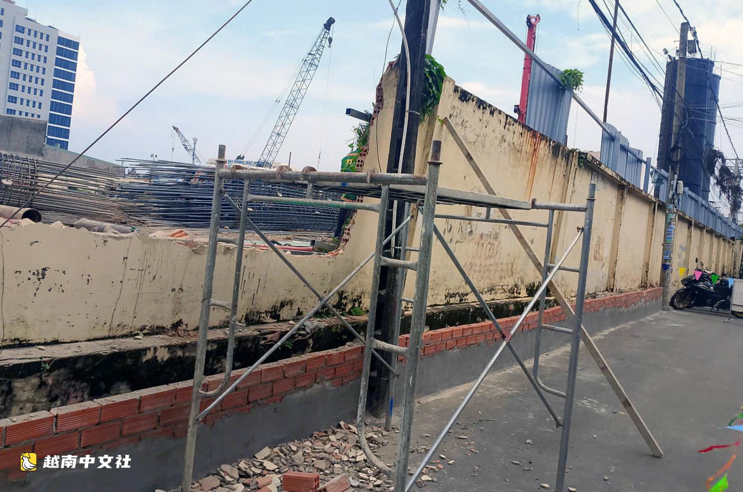 越南同奈省一公寓項目圍牆倒塌:將修建新圍欄、開挖排水渠