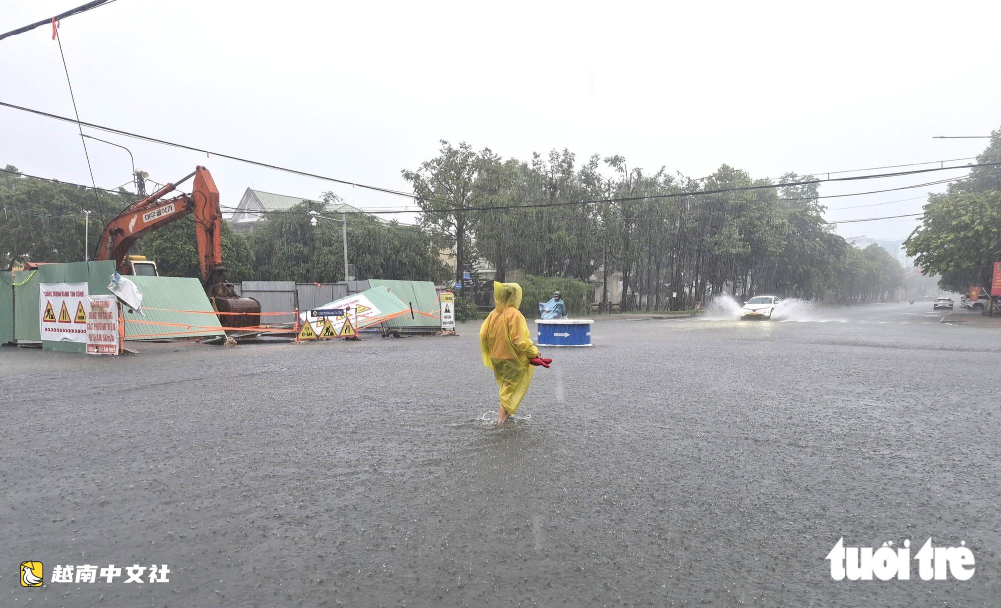 暴雨不斷,峴港三岐坊街道積水嚴重