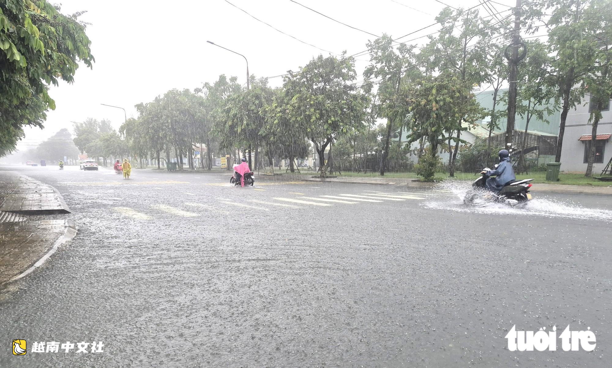 暴雨不斷,峴港三岐坊街道積水嚴重