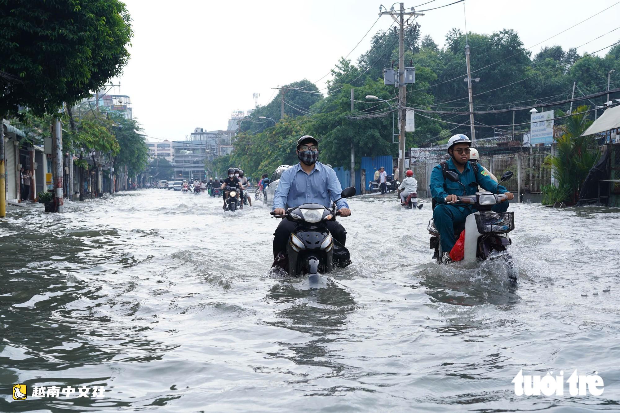 一夜大雨,今早越南胡志明市阮文魁路一片汪洋
