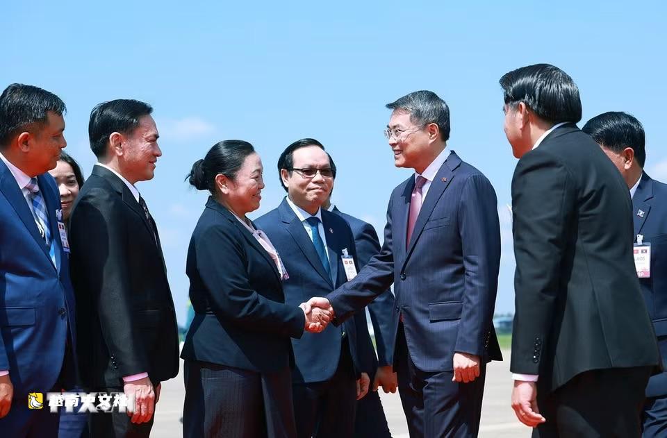 越南總理黎明興抵達萬象,開始對老撾正式訪問