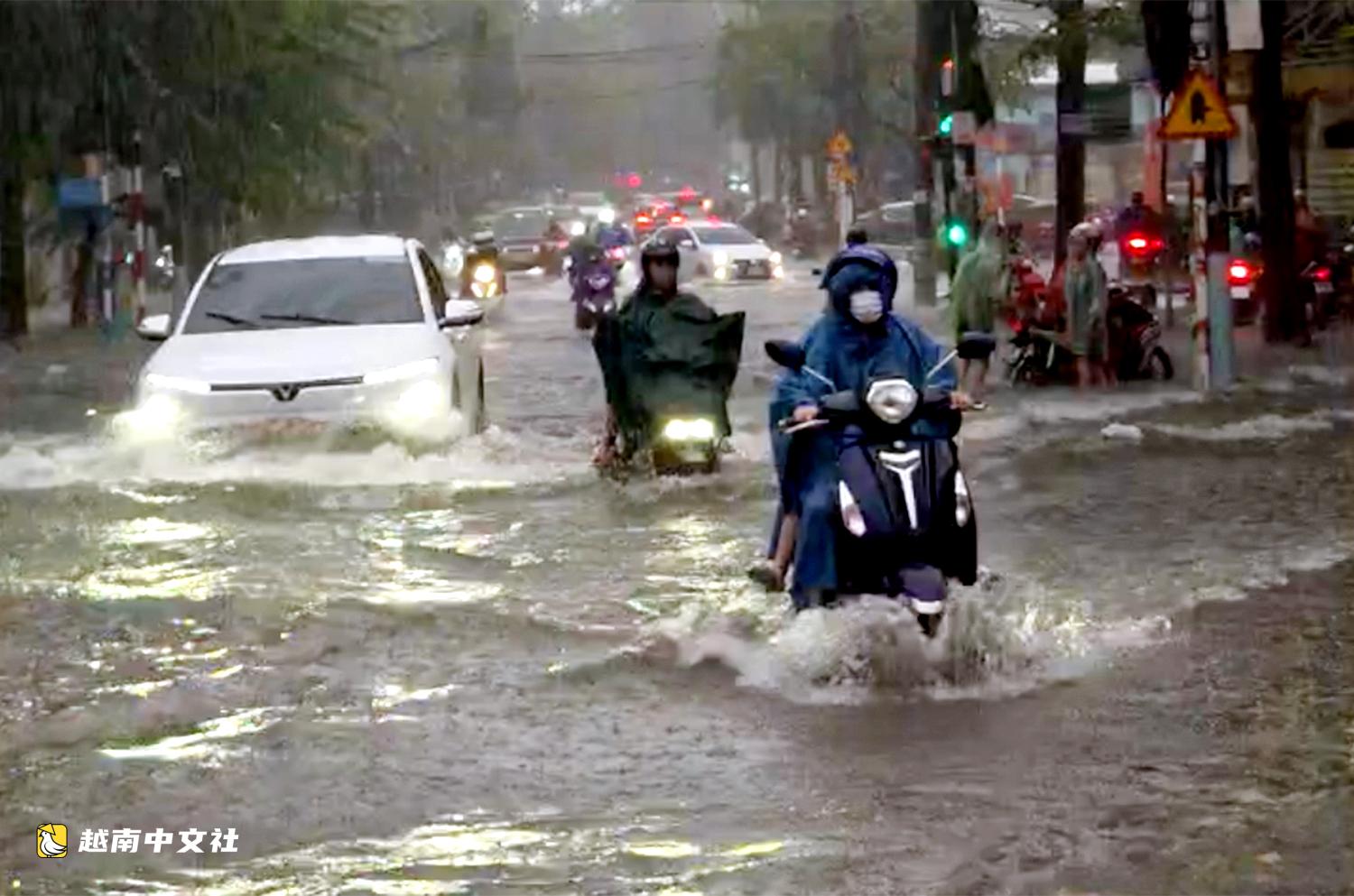 越南同奈省暴雨，巷水如瀑布湧出，多條道路擁堵