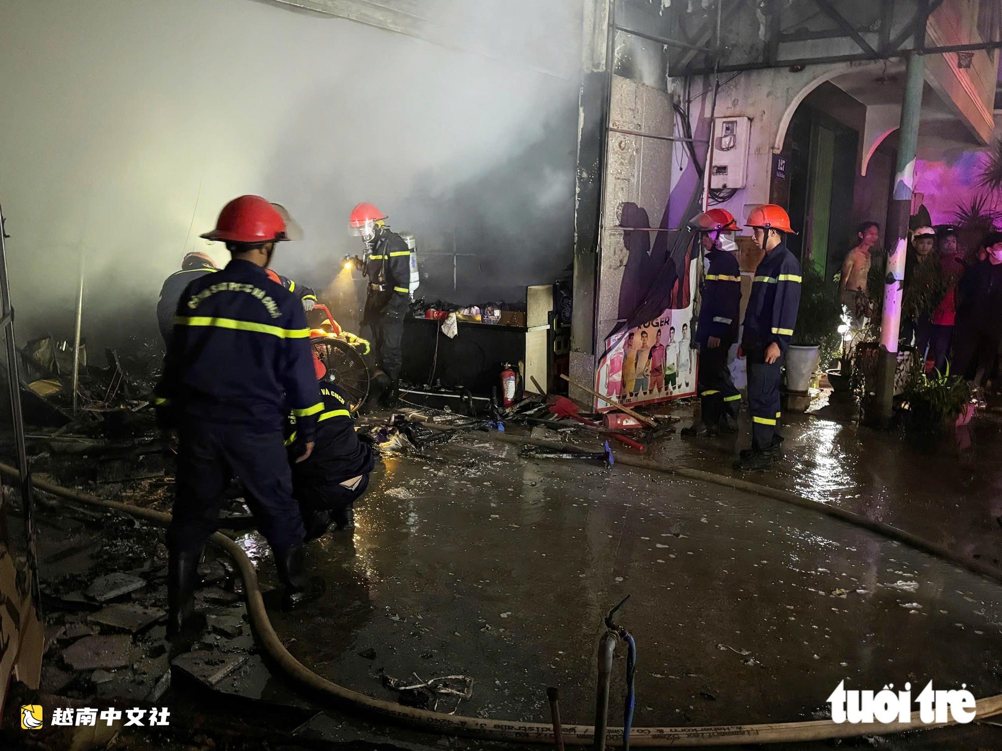 越南邦美蜀市一家體育用品店發生大火