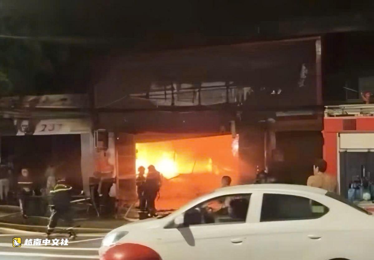 越南邦美蜀市一家體育用品店發生大火