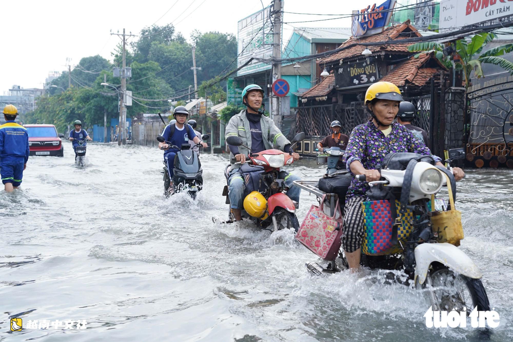 一夜大雨,今早越南胡志明市阮文魁路一片汪洋