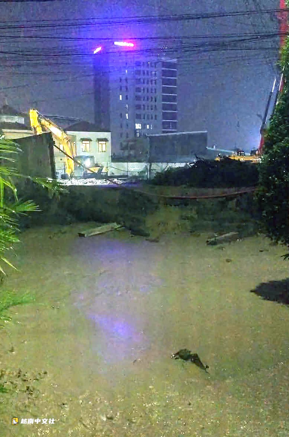 越南同奈一公寓項目圍牆破裂,泥水湧入民宅