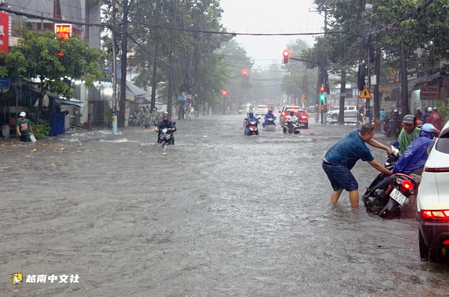 越南同奈省暴雨，巷水如瀑布湧出，多條道路擁堵