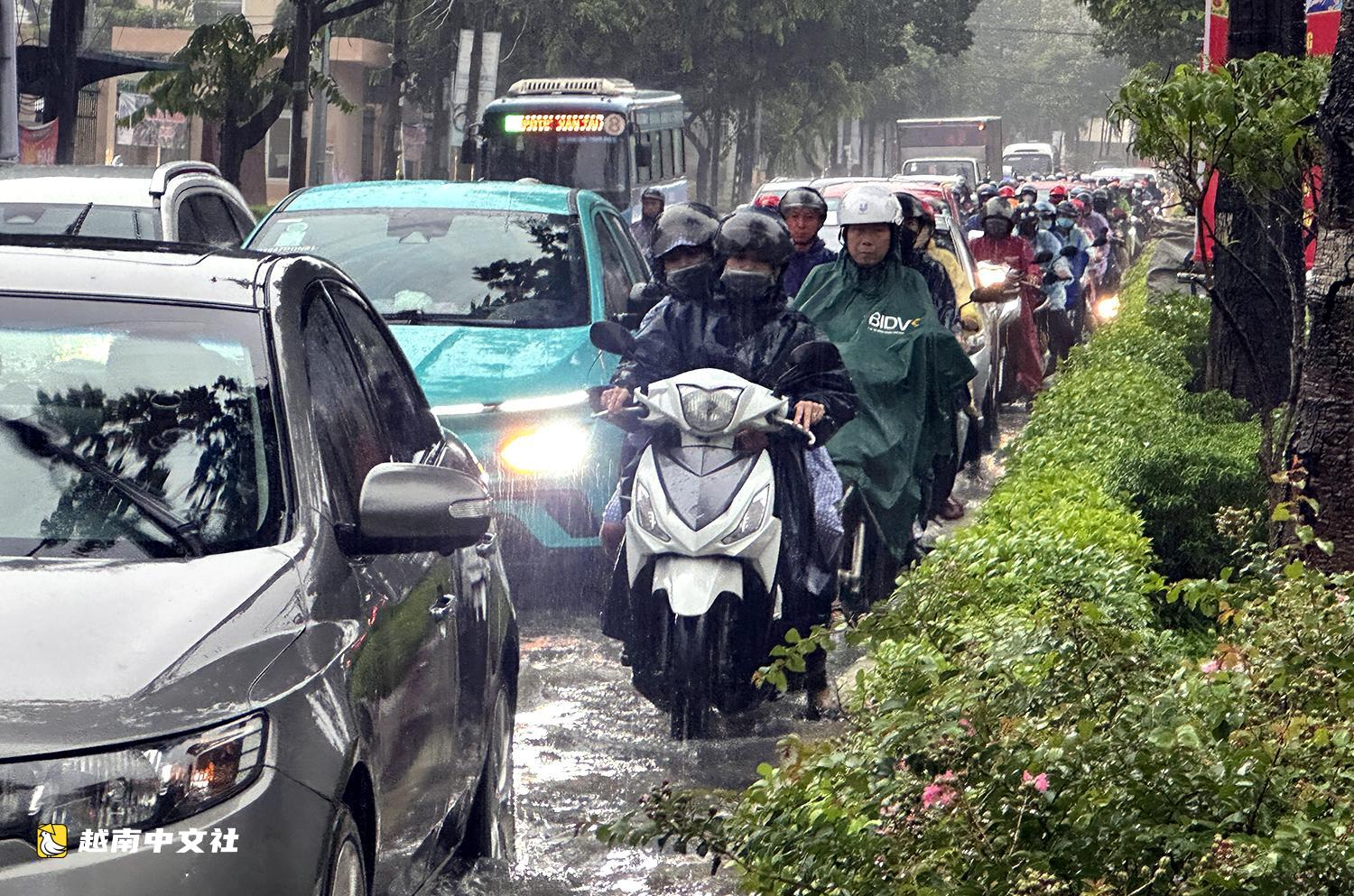 越南同奈省暴雨，巷水如瀑布湧出，多條道路擁堵