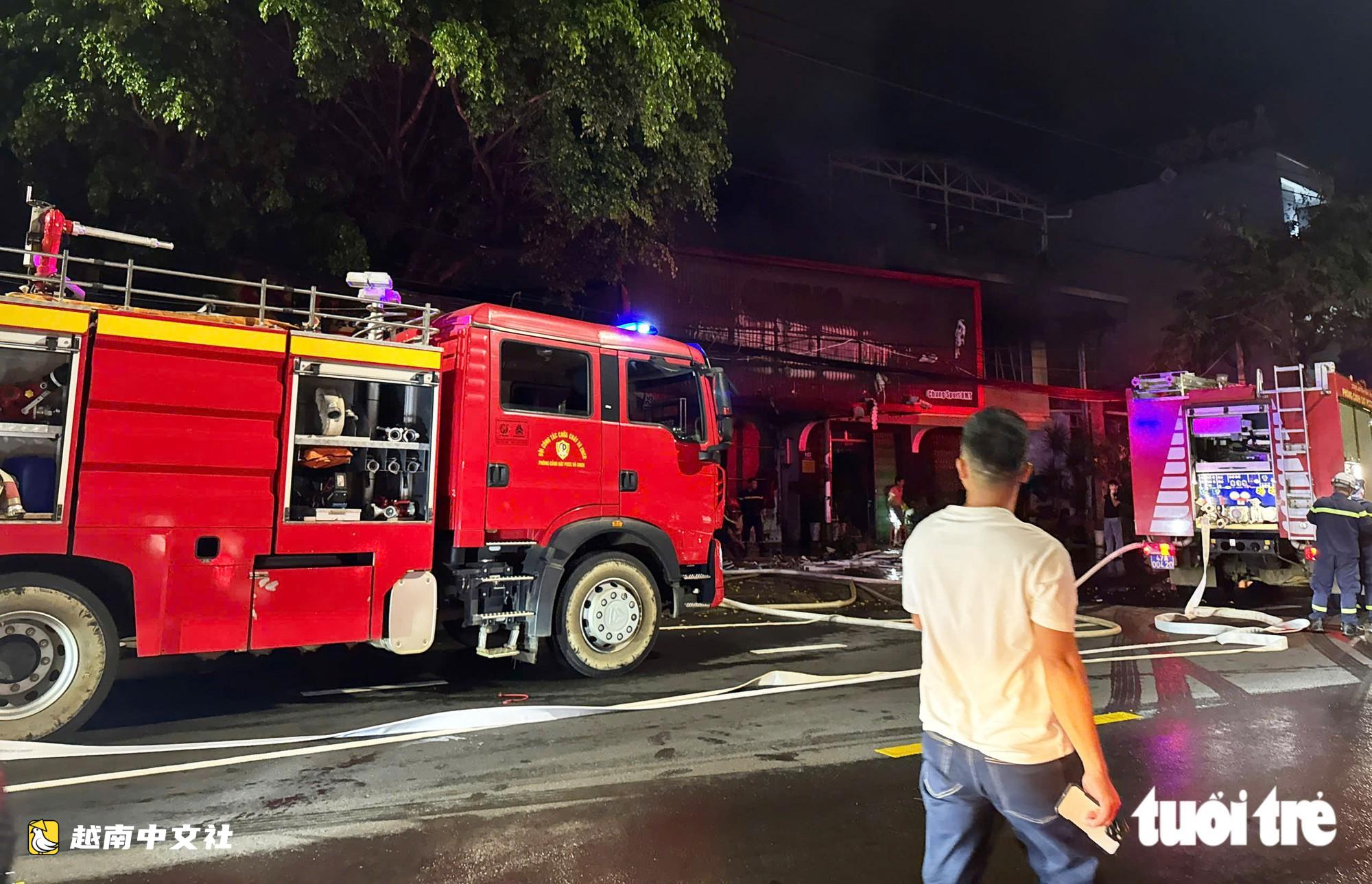 越南邦美蜀市一家體育用品店發生大火