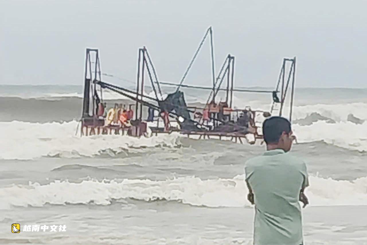 越南一名漁民救起5名被困在海上地質勘探筏上的工人