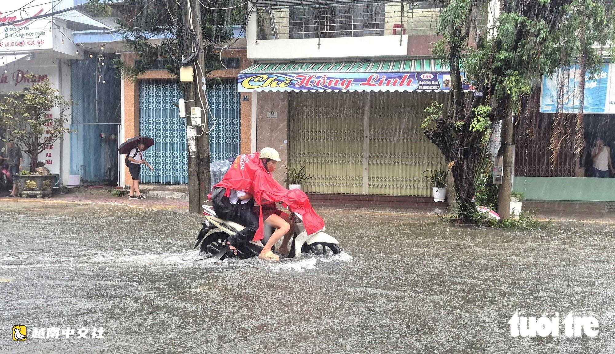 暴雨不斷,峴港三岐坊街道積水嚴重