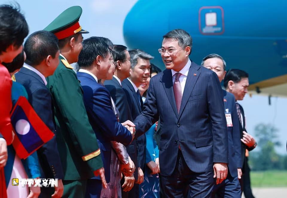 越南總理黎明興抵達萬象,開始對老撾正式訪問