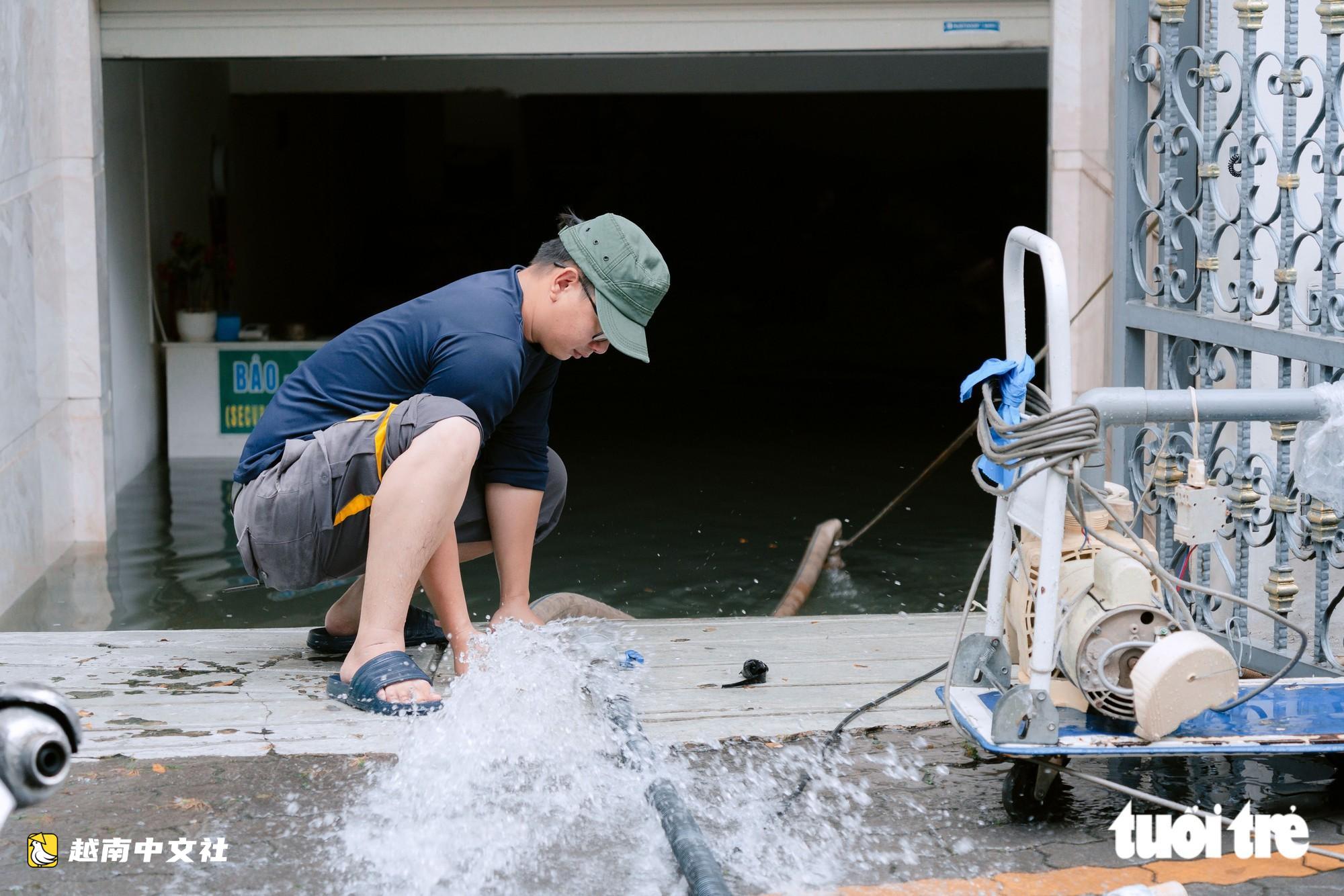 越南CityLand別墅區暴雨後地下室進水超1米,居民游泳進屋搶救財物