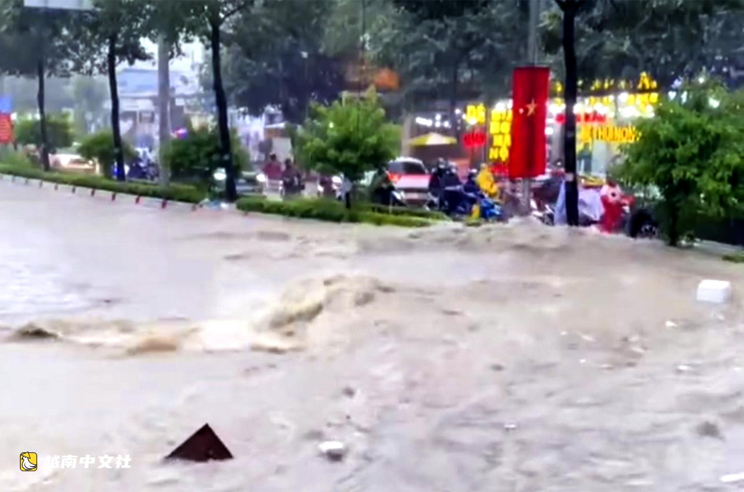 越南同奈省暴雨，巷水如瀑布湧出，多條道路擁堵