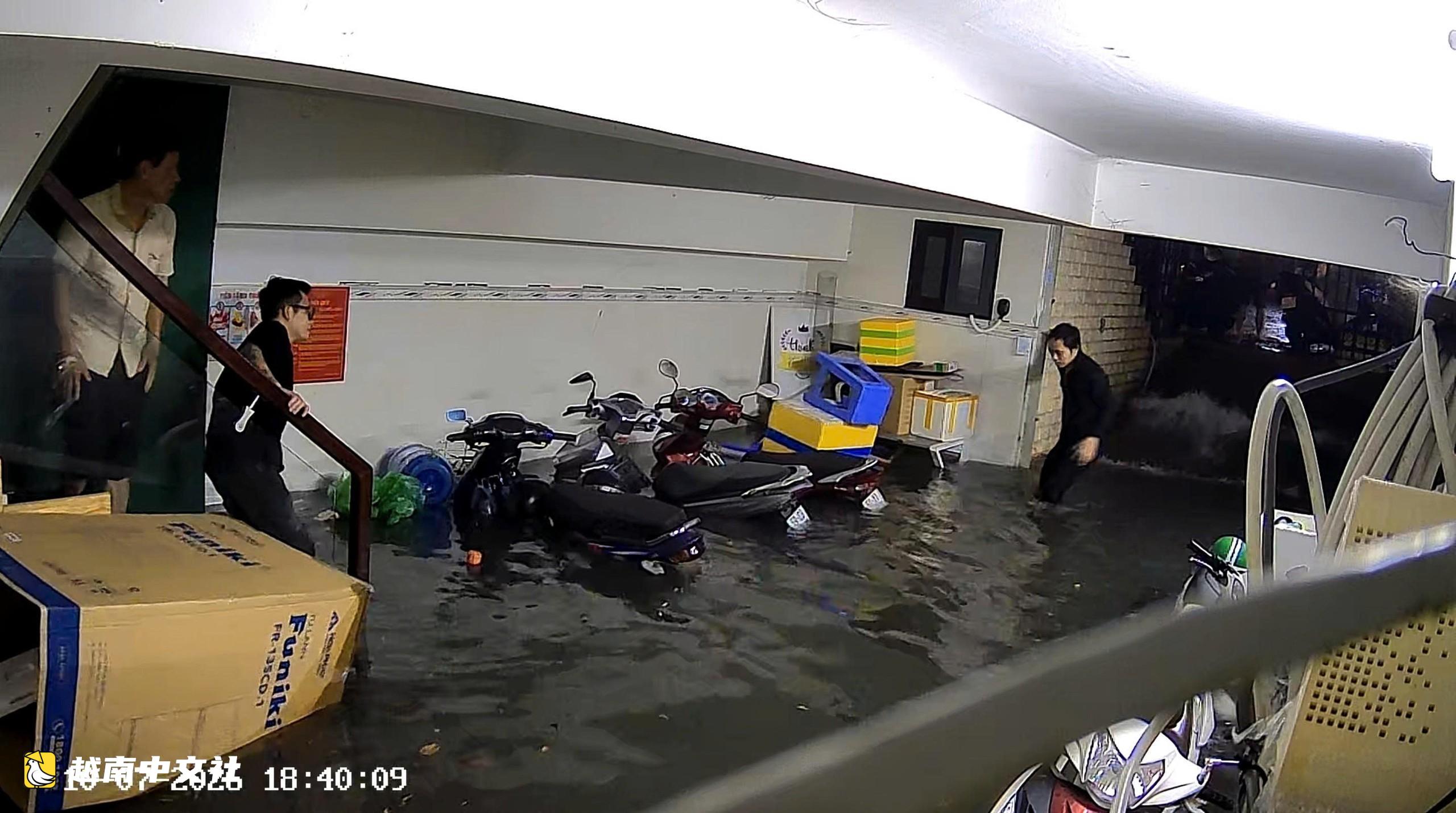 越南CityLand別墅區暴雨後地下室進水超1米,居民游泳進屋搶救財物