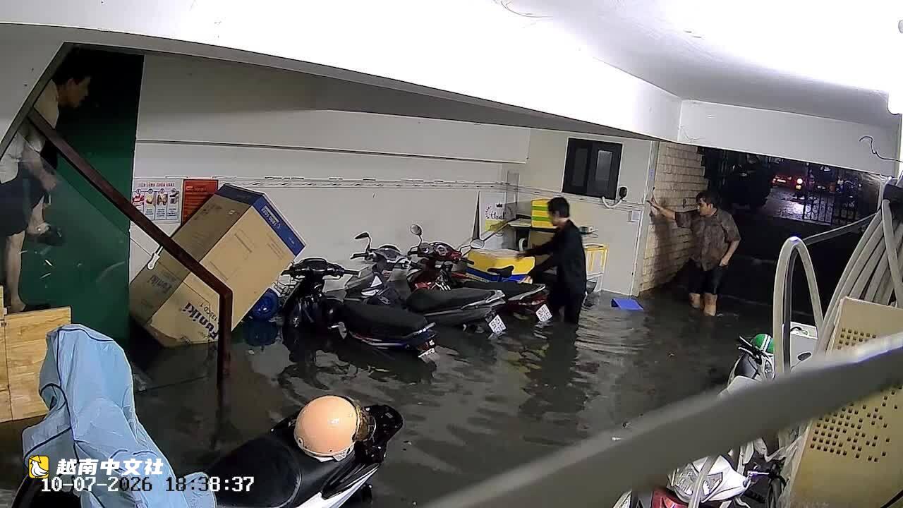 越南胡志明市:爭分奪秒搶救被水淹的別墅地下室財產