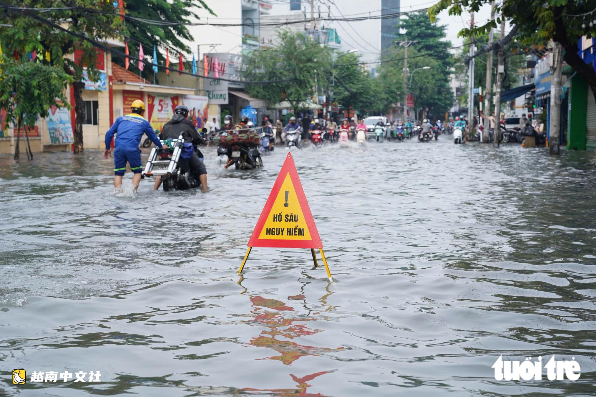 一夜大雨,今早越南胡志明市阮文魁路一片汪洋