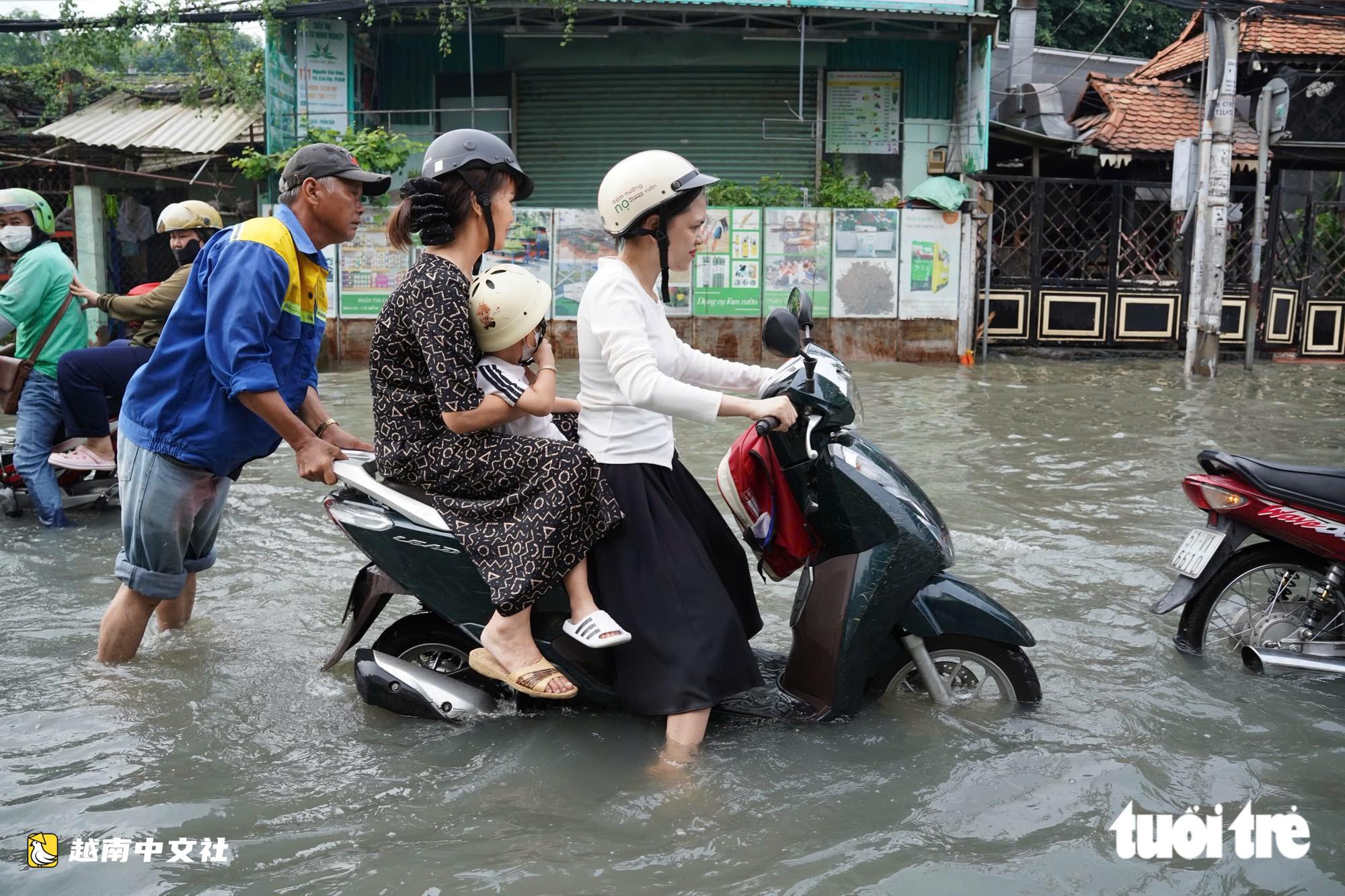 一夜大雨,今早越南胡志明市阮文魁路一片汪洋