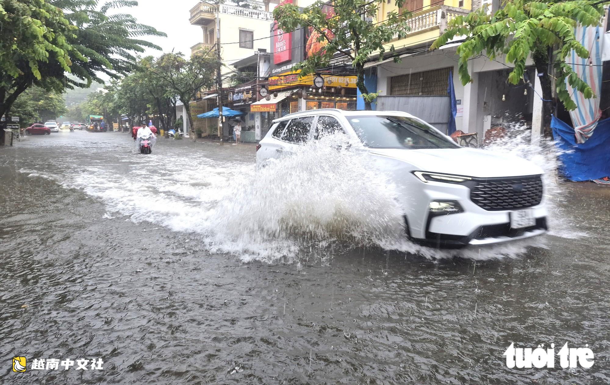 暴雨不斷,峴港三岐坊街道積水嚴重