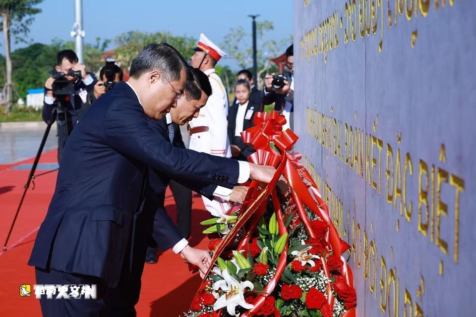 越南和老撾兩國總理向兩國領導人敬獻鮮花