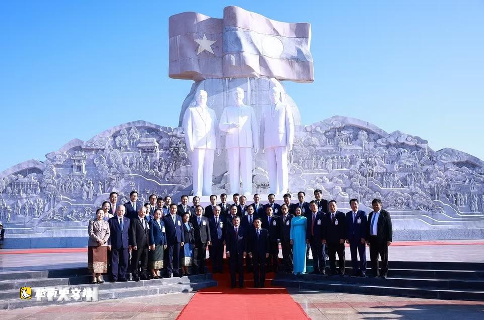 越南和老撾兩國總理向兩國領導人敬獻鮮花