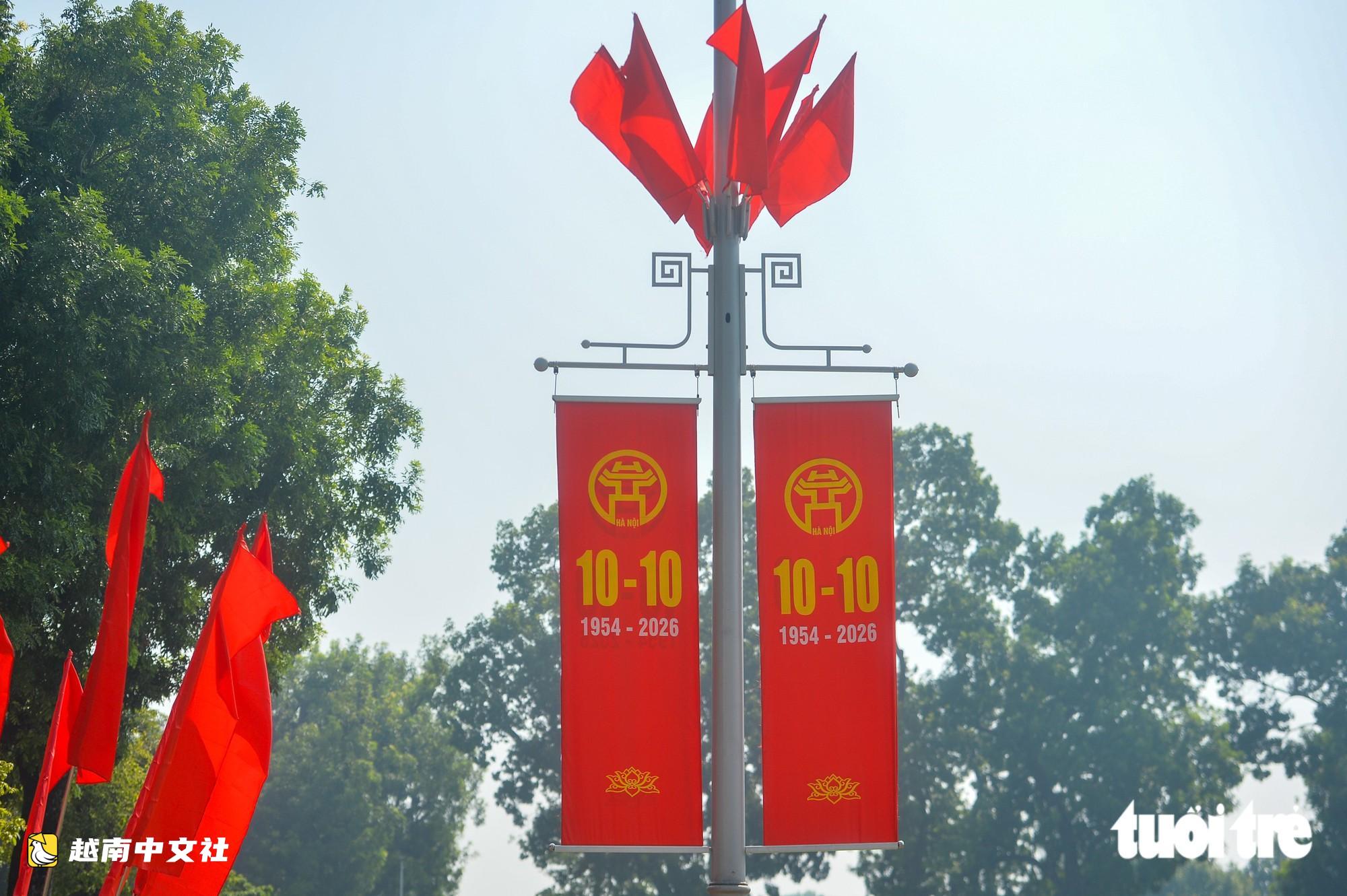 河內市民尋找美景拍照,慶祝首都解放日