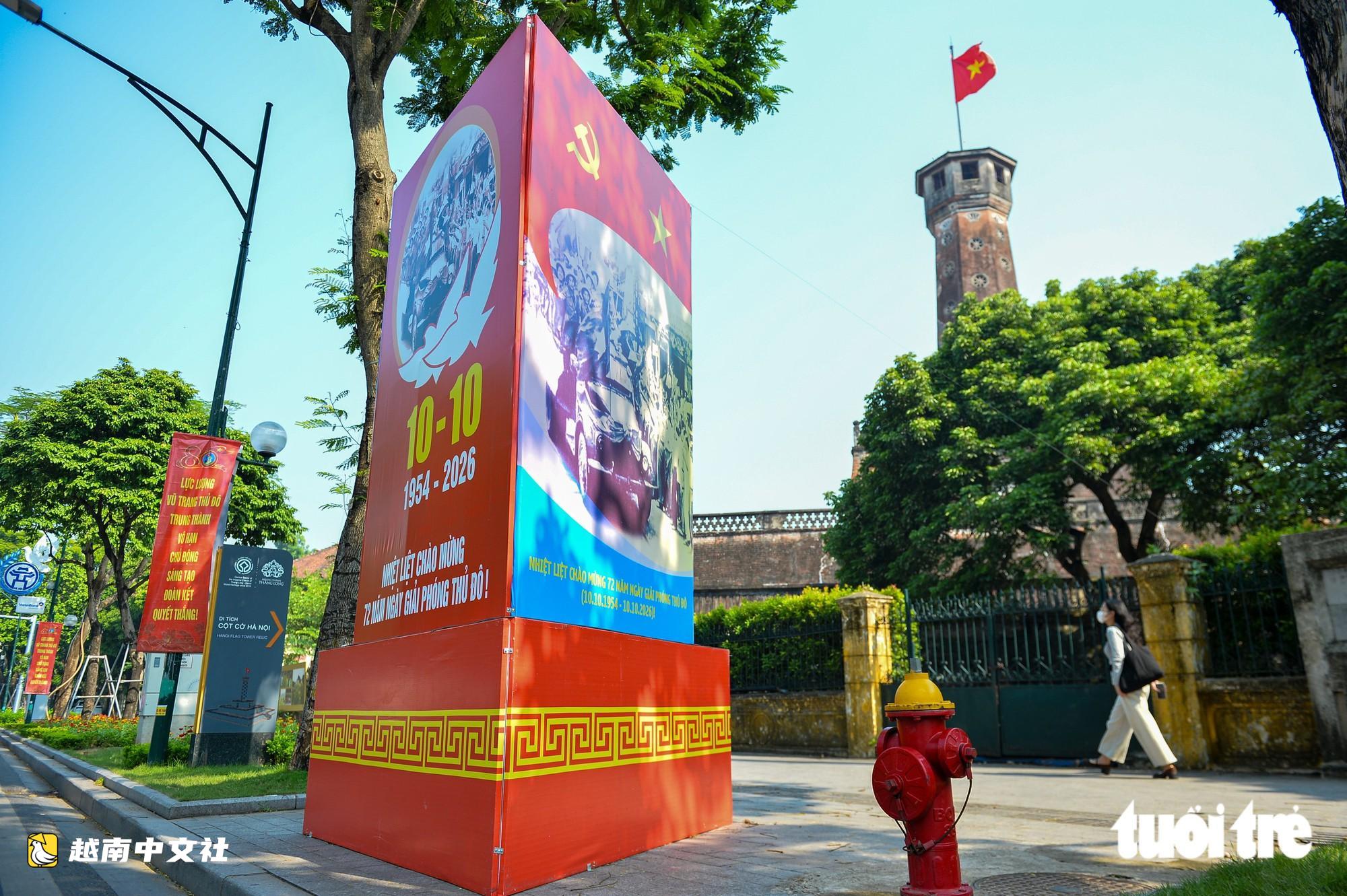 河內市民尋找美景拍照,慶祝首都解放日