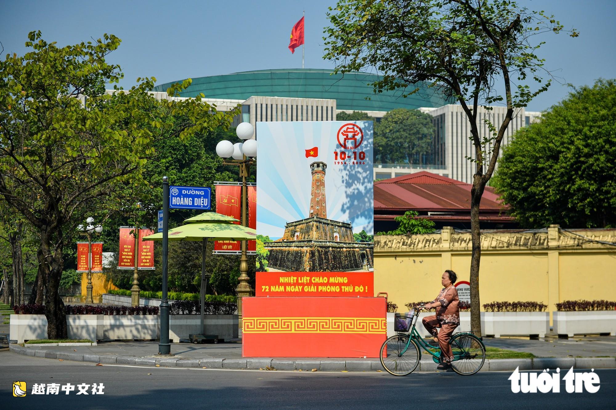 河內市民尋找美景拍照,慶祝首都解放日