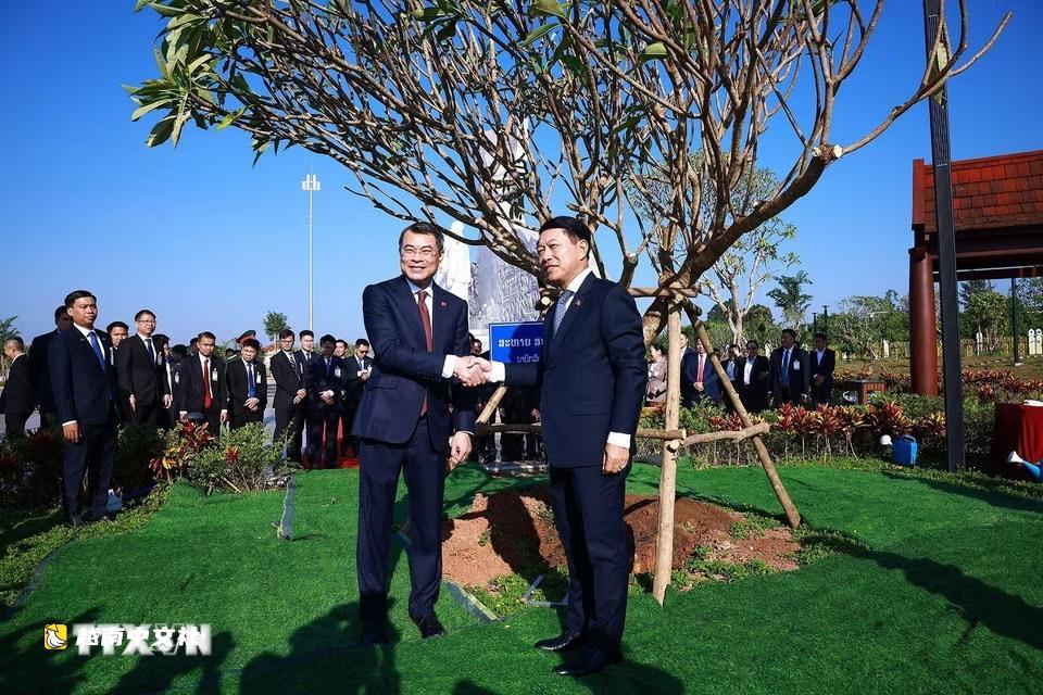 越南和老撾兩國總理向兩國領導人敬獻鮮花