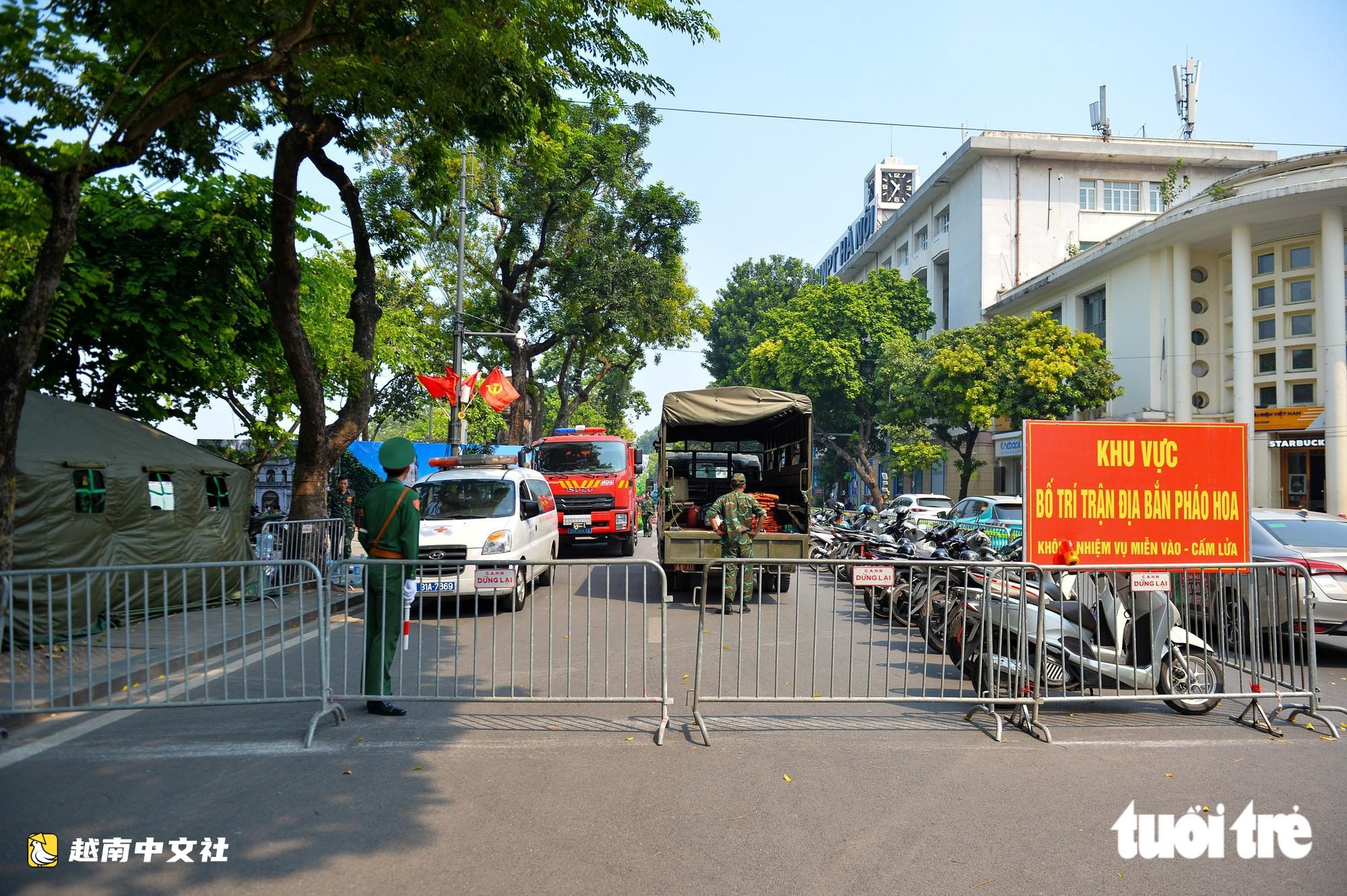 河內市民尋找美景拍照,慶祝首都解放日