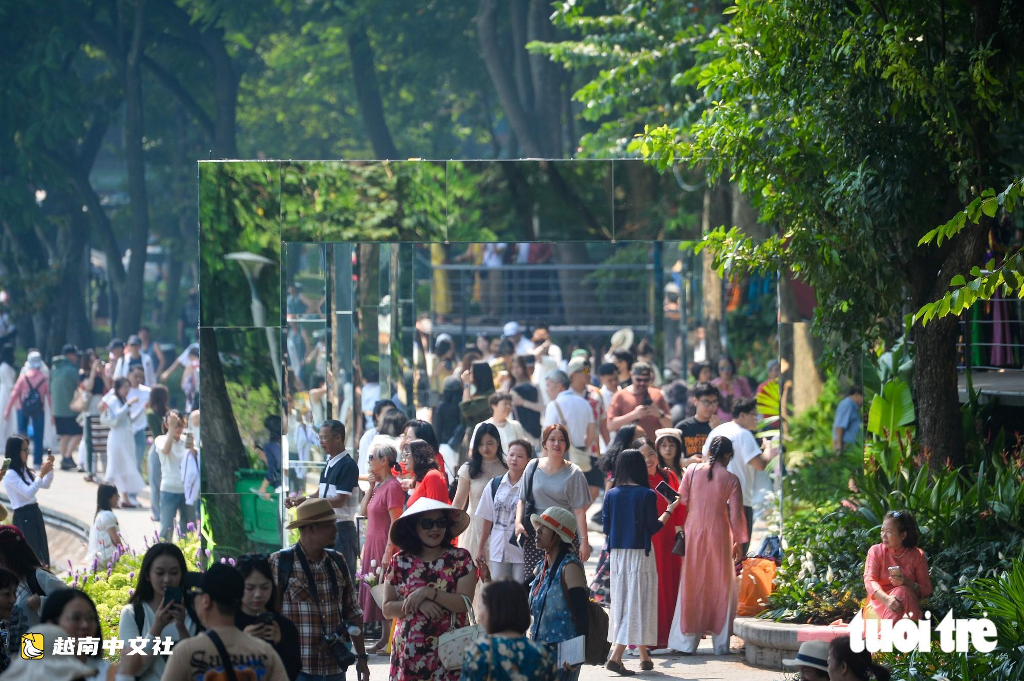 河內市民尋找美景拍照,慶祝首都解放日
