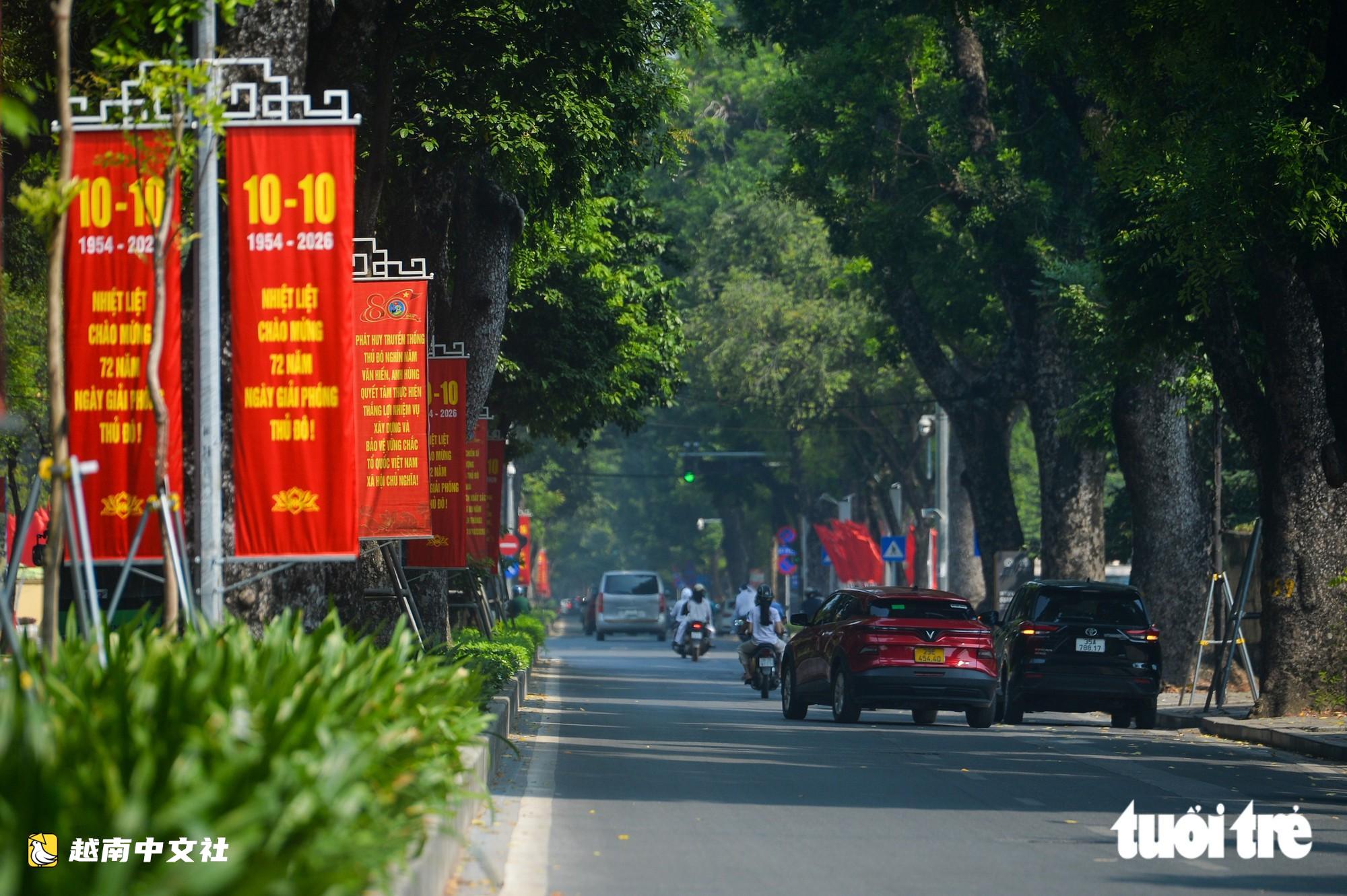 河內市民尋找美景拍照,慶祝首都解放日
