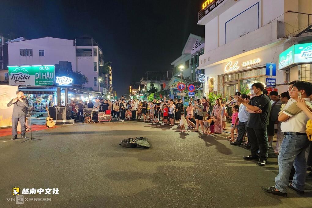 越南順化研究為西街步行街搭建遮陽棚