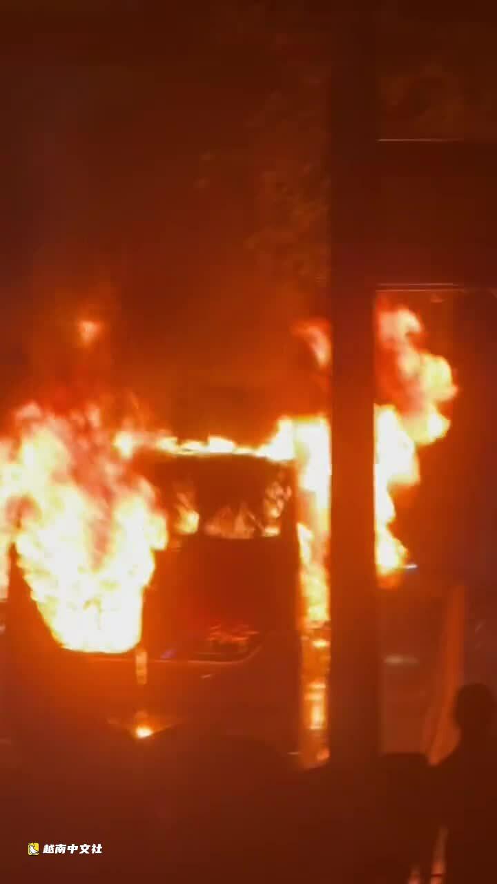越南胡志明市一輛16座客車起火燃燒僅剩框架