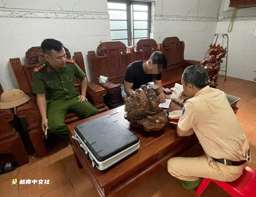 越南峴港:皮卡車頂加裝閃爍燈如“移動酒吧”,司機被處罰