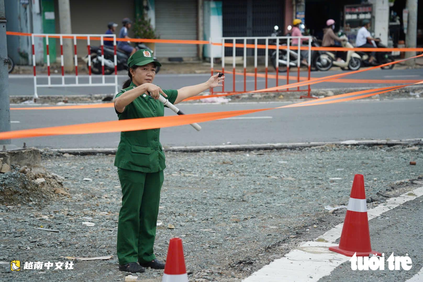 胡志明市市民在地鐵2號線交通分流首日經過七賢十字路口時感到困惑