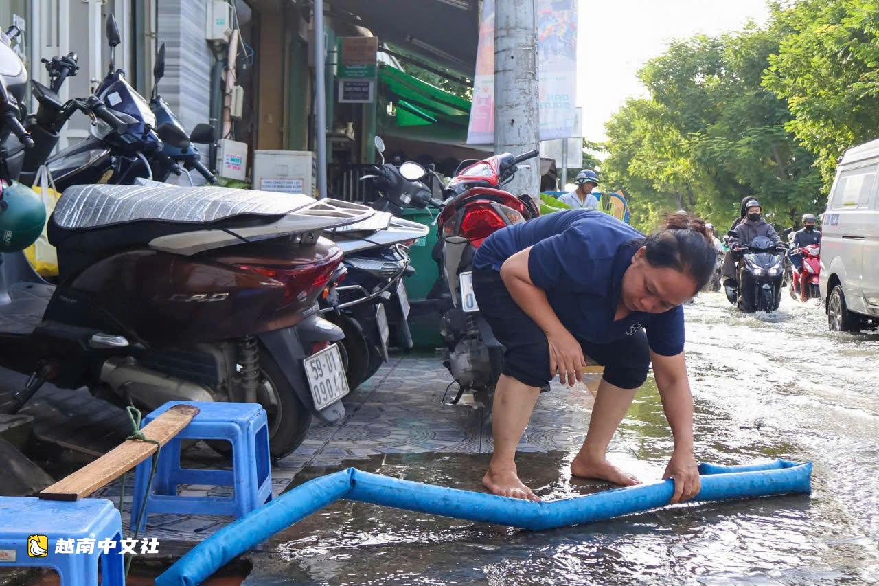 越南胡志明市潮水漲至1.71米，多條道路積水幾乎沒過車輪