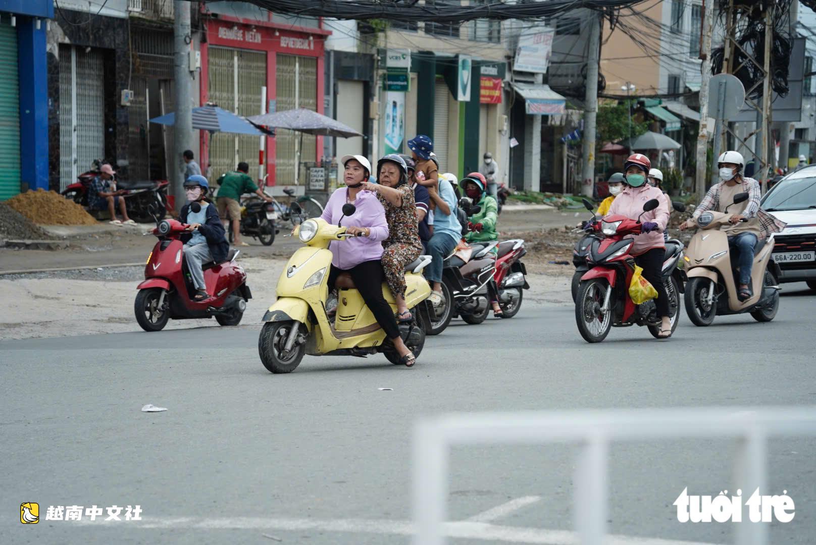 胡志明市市民在地鐵2號線交通分流首日經過七賢十字路口時感到困惑