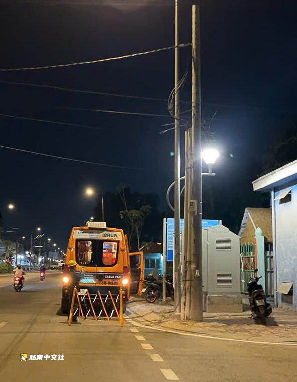 越南胡志明市巴點鄉阮映守延長線居民迎來電網入地,倍感振奮
