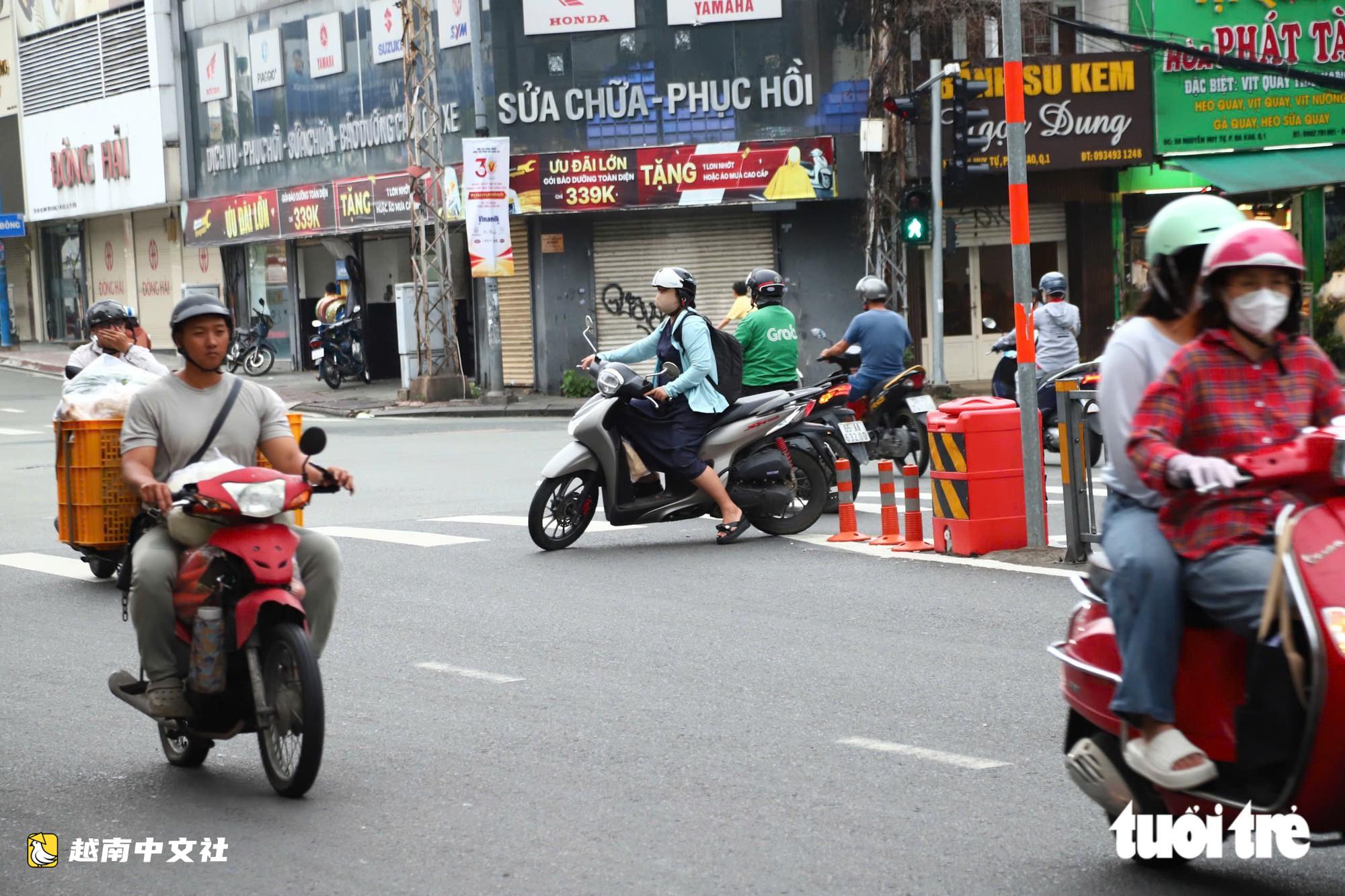 胡志明市市民在地鐵2號線交通分流首日經過七賢十字路口時感到困惑