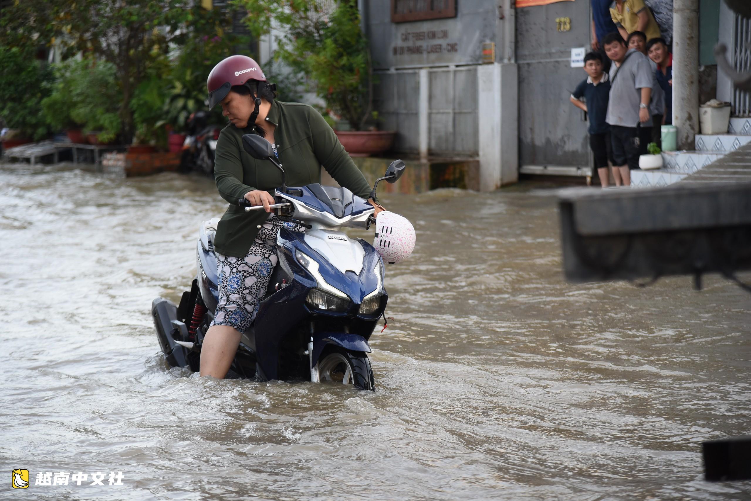 越南胡志明市潮水漲至1.71米，多條道路積水幾乎沒過車輪