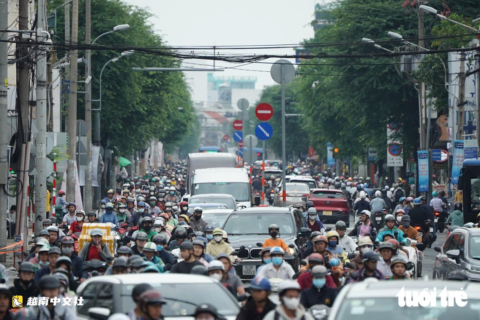 胡志明市市民在地鐵2號線交通分流首日經過七賢十字路口時感到困惑