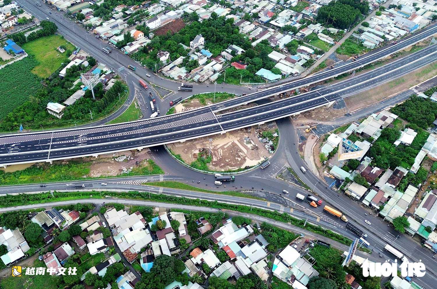 越南新協立交全景:連接邊和—頭頓高速公路與檳瀝—隆城高速公路