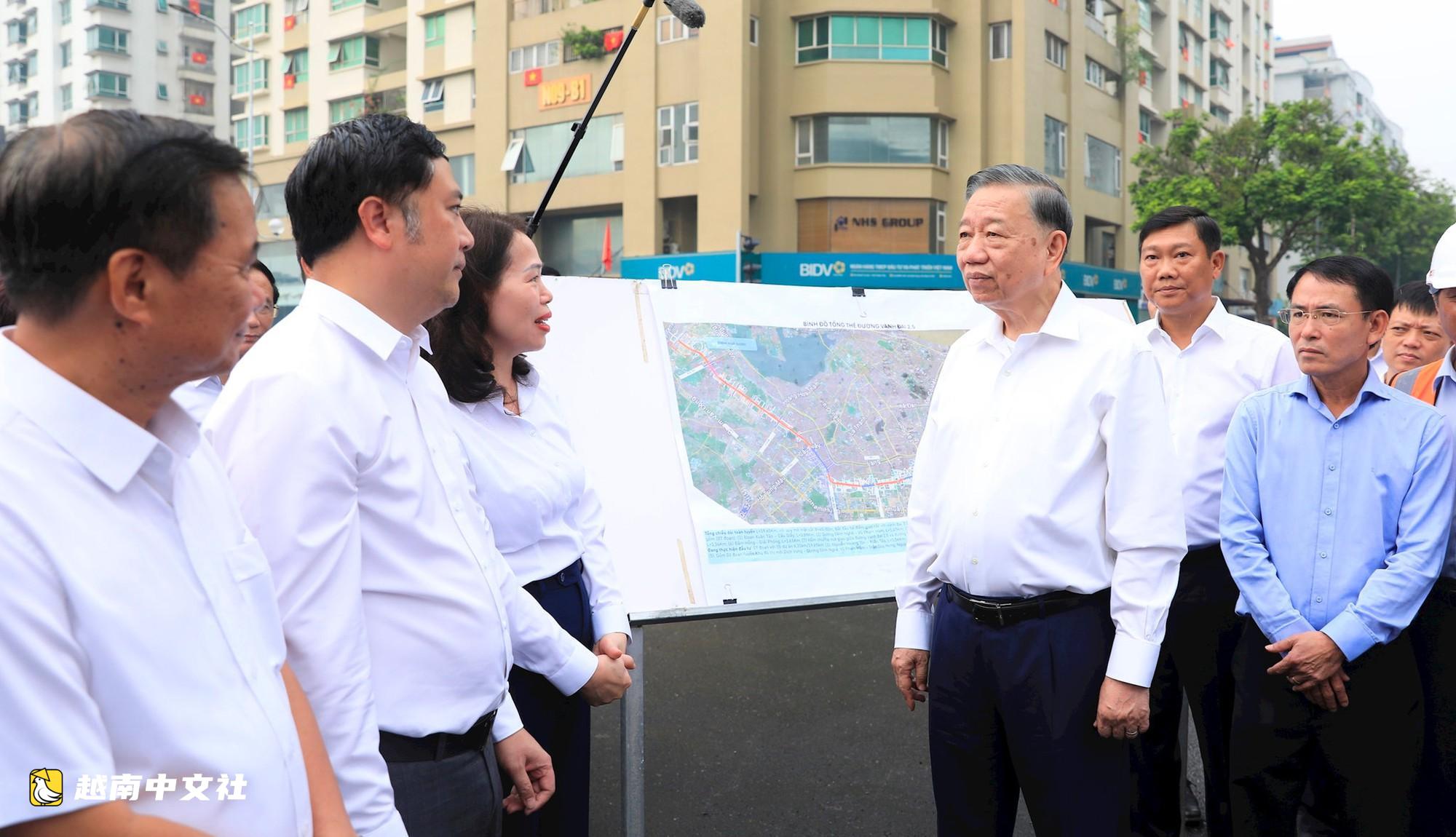 越共中央總書記、國家主席蘇林視察河內剛通車的2.5環線道路項目