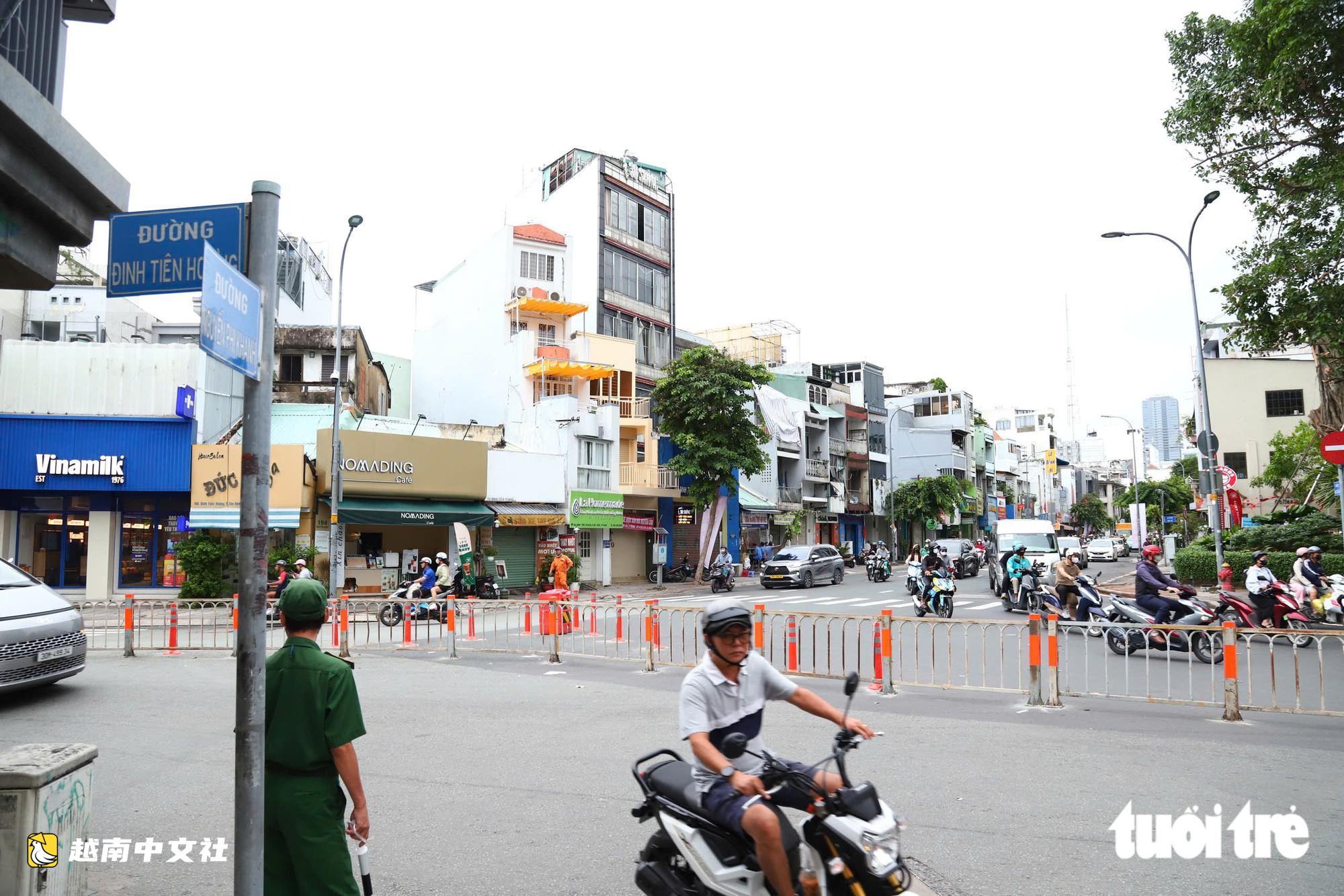 胡志明市市民在地鐵2號線交通分流首日經過七賢十字路口時感到困惑