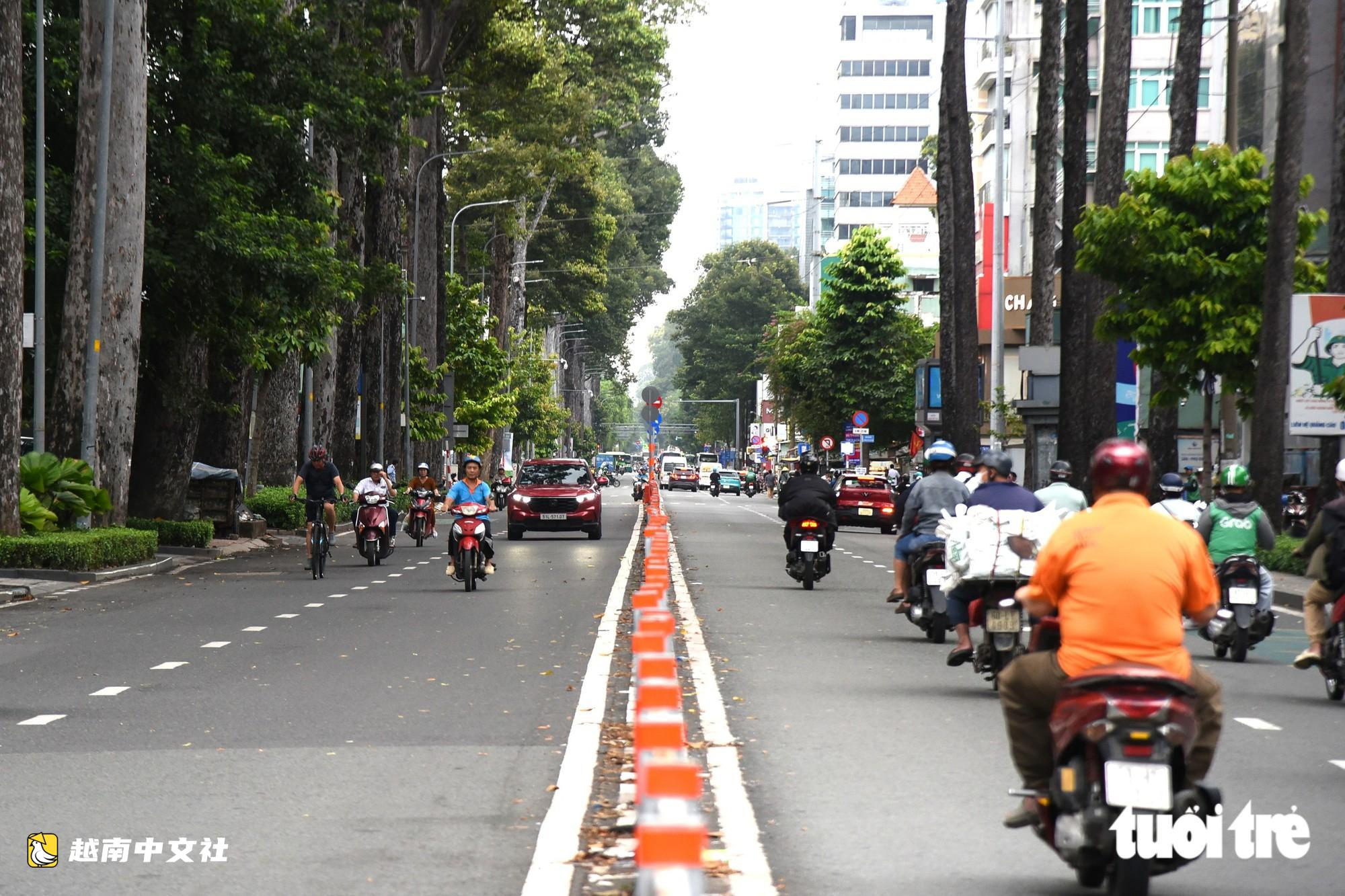胡志明市市民在地鐵2號線交通分流首日經過七賢十字路口時感到困惑