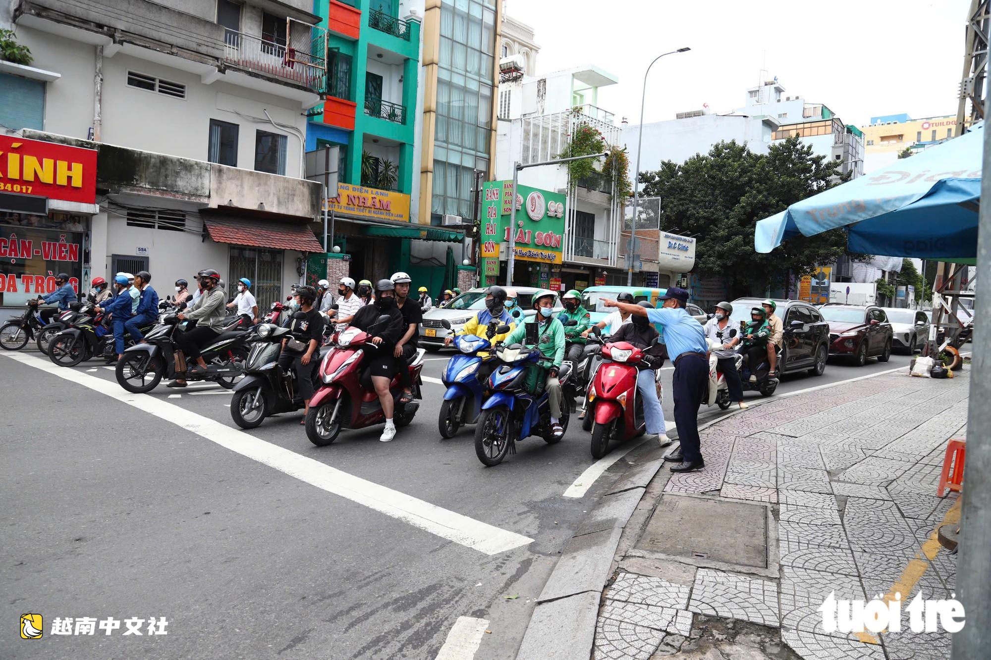 胡志明市市民在地鐵2號線交通分流首日經過七賢十字路口時感到困惑