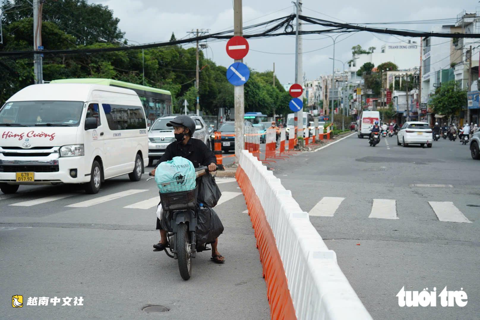 胡志明市市民在地鐵2號線交通分流首日經過七賢十字路口時感到困惑